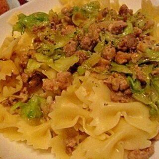 簡単！粗挽き挽肉をかけていただくパスタ